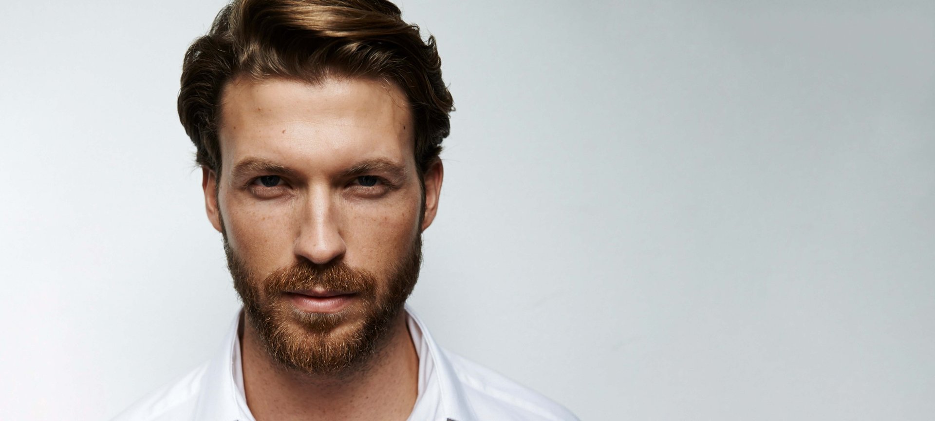 Ein Mann mit glattem Haar